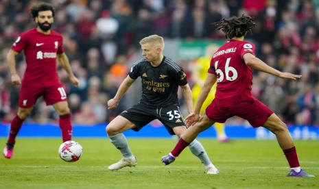 Bek Arsenal Oleksandr Zinchenko (tengah) saat menghadapi Liverpool