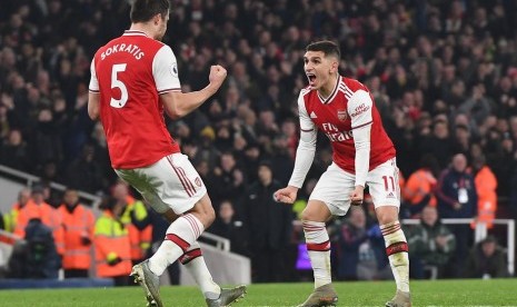 Bek Arsenal Sokratis Papastathopoulos (kiri) merayakan golnya ke gawang Manchester United dalam pertandingan Liga Inggris di Stadion Emirates, Kamis (2/1) dini hari WIB.