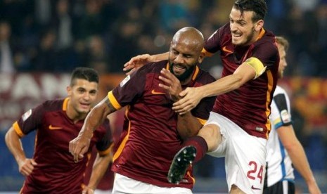 Skuat AS Roma melakukan selebrasi gol.