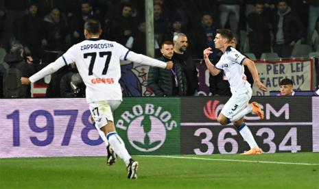 Bek Atalanta Joakim Maehle (kanan) melakukan selebrasi setelah mencetak gol pada pertandingan sepak bola Serie A Liga Italia antara Fiorentina dan Atalanta, di Florence, Italia, Selasa (18/4/2023) dini hari WIB. 