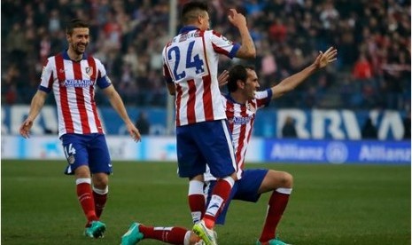 Bek Atletico Madrid Diego Godin (berlutut) merayakan golnya ke gawang Levante dalam lanjutan La Liga di Vicente Calderon, Sabtu (3/1).