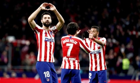 Bek Atletico Madrid Felipe (kiri) merayakan golnya ke gawang Levante. Atletico mengalahkan Levante 2-1.