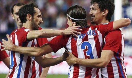 Bek Atletico Madrid, Felipe Luis (tengah) merayakan golnya bersama rekan setim seusai menjebol gawang Real Sociedad pada laga La Liga di Vicente Calderon, Rabu (5/4) dini hari WIB. Atletico menang 1-0.