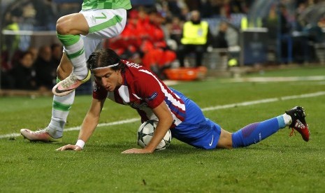 Bek Atletico Madrid, Felipe Luis terjatuh saat laga Liga Champions lawan PSV Eindhoven di Vicente Calderon, Kamis (24/11) dini hari WIB. Luis mengalami cedera pascalaga ini.