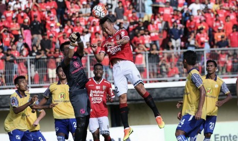 Bek Bali United Ahn Byung-keon menyundul bola saat melawan Barito Putera dalam lanjutan Piala Presiden di Stadion Kapten I Wayan Dipta, Gianyar, Bali, Sabtu (18/2)