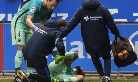 Bek Barcelona, Aleix Vidal tergeletak pada laga lawan Alaves, di stadion Mendizorroza, Sabtu (11/2). Vidal mengalami cedera dislokasi pergelangan kaki.  