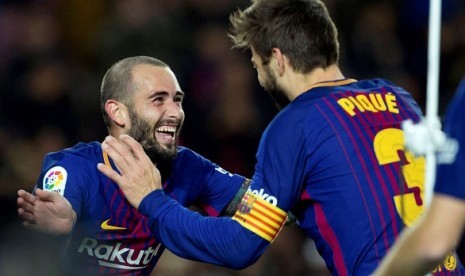 Bek Barcelona, Gerard Pique (kanan) merayakan gol bersama Aleix Vidal.