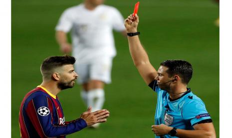 Bek Barcelona Gerar Pique dan wasit..