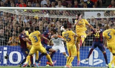 Bek Barcelona, Gerard Pique mencetak gol ke gawang Apoel Nicoasia.