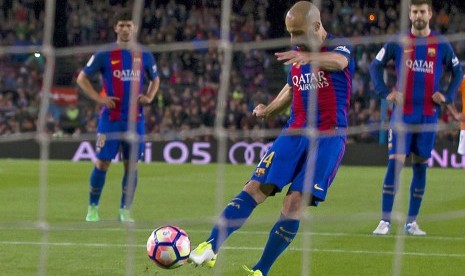 Bek Barcelona, Javier Mascherano mencetak gol dari titik penalti pada laga La Liga lawan Osasuna di Camp Nou, Kamis (27/4) dini hari WIB. Barca menang 7-1.