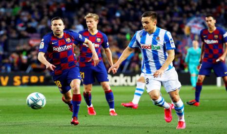 Bek Barcelona Jordi Alba (kiri) saat menghadapi Real Sociedad.