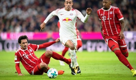 Pemain RB Leipzig Yussuf Poulsen (tengah) menderita cedera ligamen pergelangan kaki kanan.