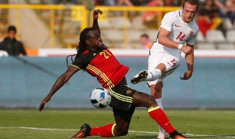 Bek Belgia Jordan Lukaku (kiri) berusaha mengadang bola tendangan penyerang Norwegia Veton Berisha.