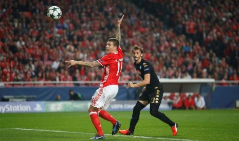 Bek Benifica, Victor Lindelof (kiri) dalam sebuah laga Liga Champions lawan Napoli. 