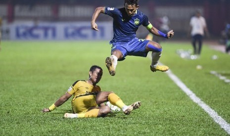 Bek Bhayangkara FC Jajang Mulyana (kiri) mencoba menghentikan laju pemain PSIS Semarang Hari Nur Yulianto.