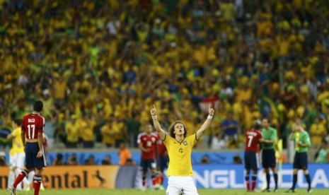 Bek Brasil, David Luiz, meluapkan emosinya usai mengalahkan Kolombia 2-1 di laga perempat final Piala Dunia 2014 di Arena Castelao, Fortalez, Jumat (4/7). 