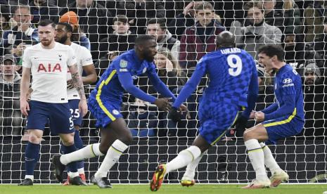 Bek Chelsea Antonio Ruediger (tengah) berselebrasi setelah menjebol gawang Tottenham Hotspur pada leg kedua semifinal Piala Carabao (Piala Liga Inggris) di Stadion Tottenham Hotspur, London, Kamis (13/1/2022) dini hari WIB.