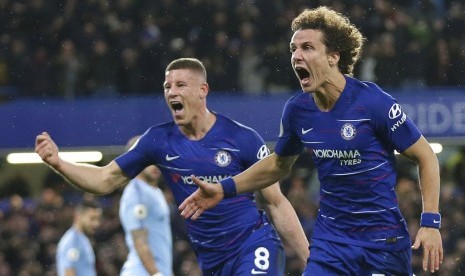 Bek Chelsea David Luiz (kanan) berselebrasi setelah mencetak gol ke gawang Manchester City.