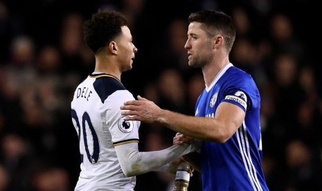 Bek Chelsea Gary Cahill (kanan) menyalami gelandang Tottenham Hotspur Dele Alli.