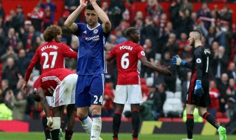 Bek Chelsea, Gary Cahill seusai laga Liga Primer lawan Manchester United, di Old Trafford, Ahad (16/4). Chelsea kalah 0-2.