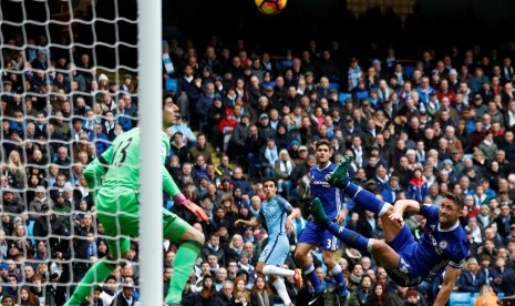 Bek Chelsea membuat gol bunuh diri saat menghadapi Manchester City.