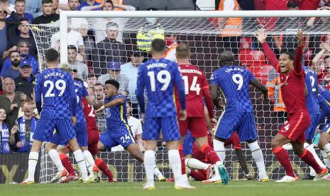 Bek Chelsea, Reece James (Keempat dari Kiri) mendapat kartu merah akibat handsball di area terlarang dalam putusan VAR.