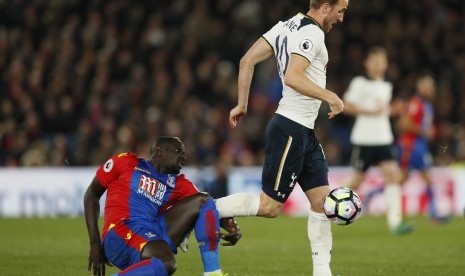 Bek Crystal Palace, Mamdou Sakho (kiri) pada laga Liga Primer lawan Tottenham Hotspur di Selhurst Park, Kamis (27/4) dini hari WIB. Sakho mengalami cedera lutut pada laga itu.