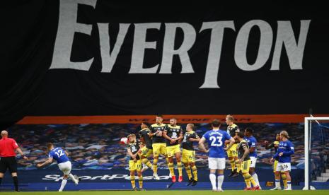 Bek Everton, Lucas Digne (kiri) mengambil tendangan bebas pada laga Liga Primer Inggris lawan Southampton di Goodison Park, Jumat (10/7) dini hari WIB. Laga berakhir 1-1.