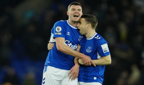 Bek Everton Michael Keane (kiri) merayakan golnya ke gawang Tottenham Hotspur bersama Seamus Coleman dalam pertandingan Liga Primer Inggris di Goodison Park, Liverpool, Selasa (4/4/2023) dini hari WIB. Everton bermain imbang 1-1 kontra Tottenham.