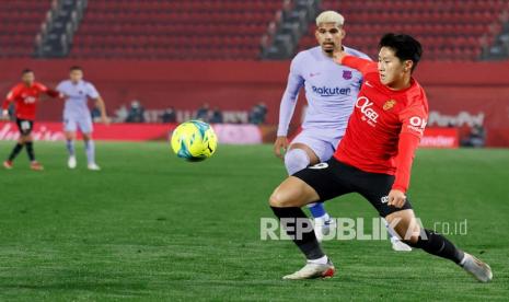 Gelandang Mallorca Kang-in Lee (kanan) yang segera pindah ke Paris Saint-Germain (PSG).