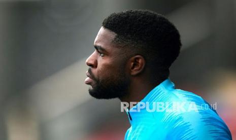 Samuel Umtiti terkena pelecehan rasisme dari pendukung Lazio saat membela timnya Lecce melawan tim ibu kota Italia itu. 