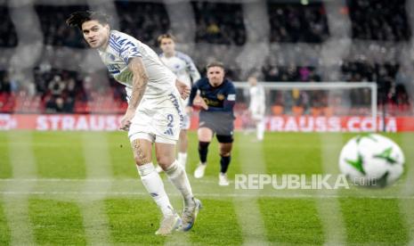 Bek FC Copenhagen Kevin Diks mencetak gol ke gawang Hearts lewat titik penalti dalam lanjutan Liga Konferensi UEFA.