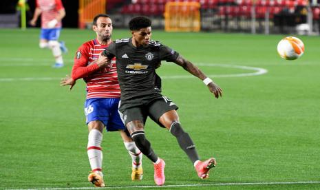 Bek Granada Victor Diaz mengawal ketat striker Man United Marcus Rashford dalam leg pertama 8 besar Liga Europa, Jumat (9/4) dini hari WIB.