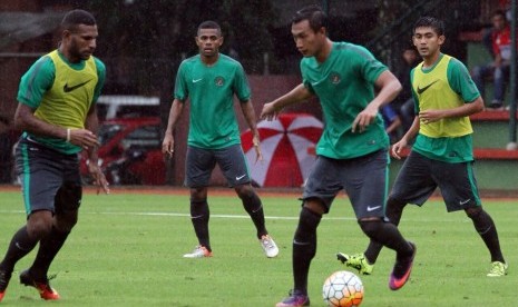 Bek Hansamu Yama Pranata menggiring bola saat proses seleksi timnas U-22 di lapangan Sekolah Pelita Harapan, Karawaci, Tangerang, Selasa (21/2).