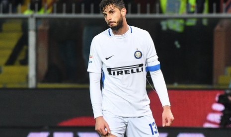 Bek Inter, Andrea Ranocchia terlihat menyesali gol bunuh diri yang dicetaknya pada laga Serie A lawan Genoa di Luigi Ferraris, Ahad (18/2) dini hari WIB.