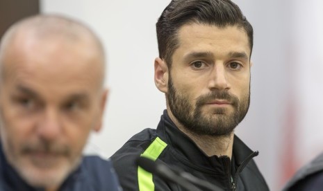 Bek Inter Antonio Candreva (kanan) dan pelatih Stefano Pioli saat keterangan pers jelang laga Liga Europa lawan Hapoel di stadion Turner in Beer Sheva, Israel, Rabu (23/11). Candreva menilai Inter mengalami peningkatan sejak ditangani Pioli.