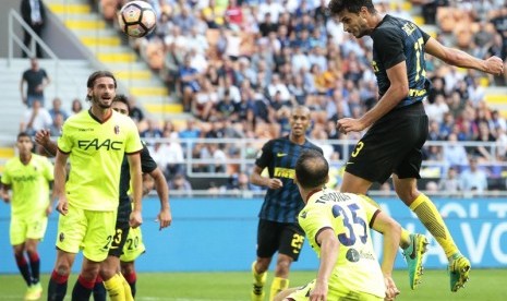 Bek Inter Milan Andrea Ranocchia (kanan) melepaskan tandukan ke gawang Bologna.