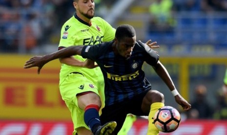 Bek Inter Milan, Geoffrey Kondogbia berebut bola dengan striker Bologna, Matia Destro pada laga Seri A, Ahad (25/9). Kesalahan Kondogbia dinilai sebagai penyebab gol Destro.