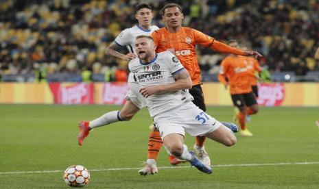 Bek Inter Milan Milan Skriniar terjatuh dalam pertandingan melawan Shakhtar Donetsk. 