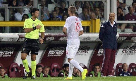 Bek Inter Milan, Nemanj Vidic (dua kanan), meninggalkan lapang setelah wasit Daniele Doveri memberinya kartu merah dalam laga Serie A Italia lawan Torino di Stadion Olimpiade, Turin, Ahad (31/8). 