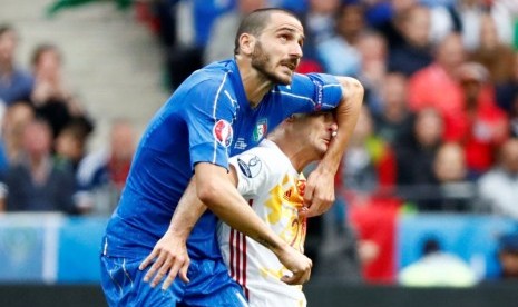 Bek Italia Leonardi Bonucci (kiri) menahan laju striker Spanyol Ariz Aduritz.