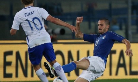 Bek Italia Leonardo Bonucci (kanan) berusaha merebut bola dari kaki penyerang Finlandia Teemu Pukki.