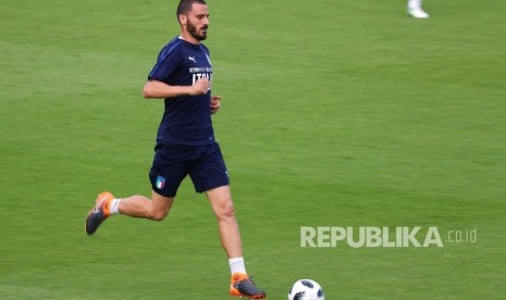 Bek Italia Leonardo Bonucci menghadiri sesi pelatihan menjelang pertandingan persahabatan Jumat melawan Perancis, di pusat olahraga Sampdiano, dekat Florence, Italia, Rabu (30/5). 