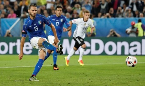 Bek Italia Leonardo Bonucci saat mencetak gol penyeimbang lewat titik putih.