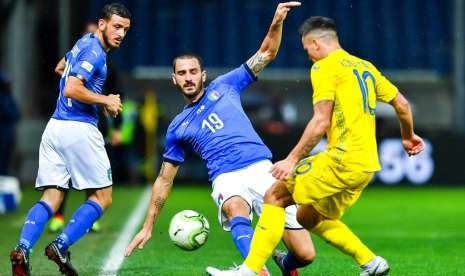 Bek Italia Leonardo Bonucci (tengah) berusaha menjegal laju pemain Ukraina Yevhen Konoplyanka dalam laga persahabatan di Stadion Luigi Ferraris, Genoa, Kamis (11/10) dini hari WIB.