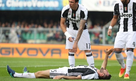 Bek Juventus, Andrea Barzagli terkapar cedera pada laga Serie A lawan Chievo Verona di stadion Bentegodi, Ahad (6/11). Barzagli didiagnosis cedera bahu dan harus beristirahat selama dua bulan.