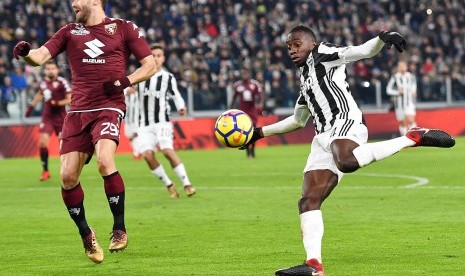 Bek Juventus Blaise Matuidi (kanan). 