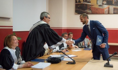 Bek Juventus, Giorgio Chiellini (kanan) saat menerima gelar Master dari Universitas Turin, Kamis (6/4).