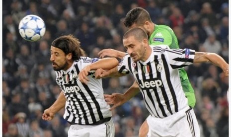 Bek Juventus Leonardo Bonucci dan gelandang Sami Khedira berusaha mengamankan bola dari jangkauan pemain Borussia Moenchengladbach.