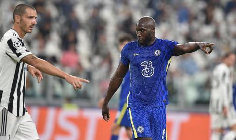 Bek Juventus Leonardo Bonucci dan penyerang Chelsea Romelu Lukaku dalam UEFA Champions League grup H antara Juventus FC vs Chelsea FC di Allianz Stadium, Turin, Italia, 29 september 2021. 